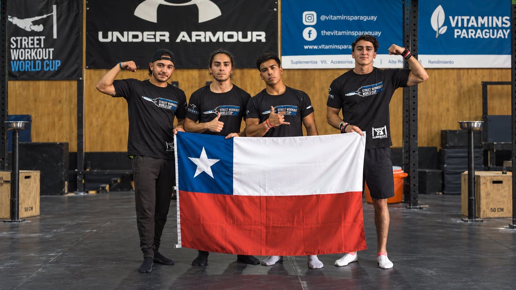 Joaquín Muñoz junto a la selección chilena de calistenia en la Street Workout World Cup